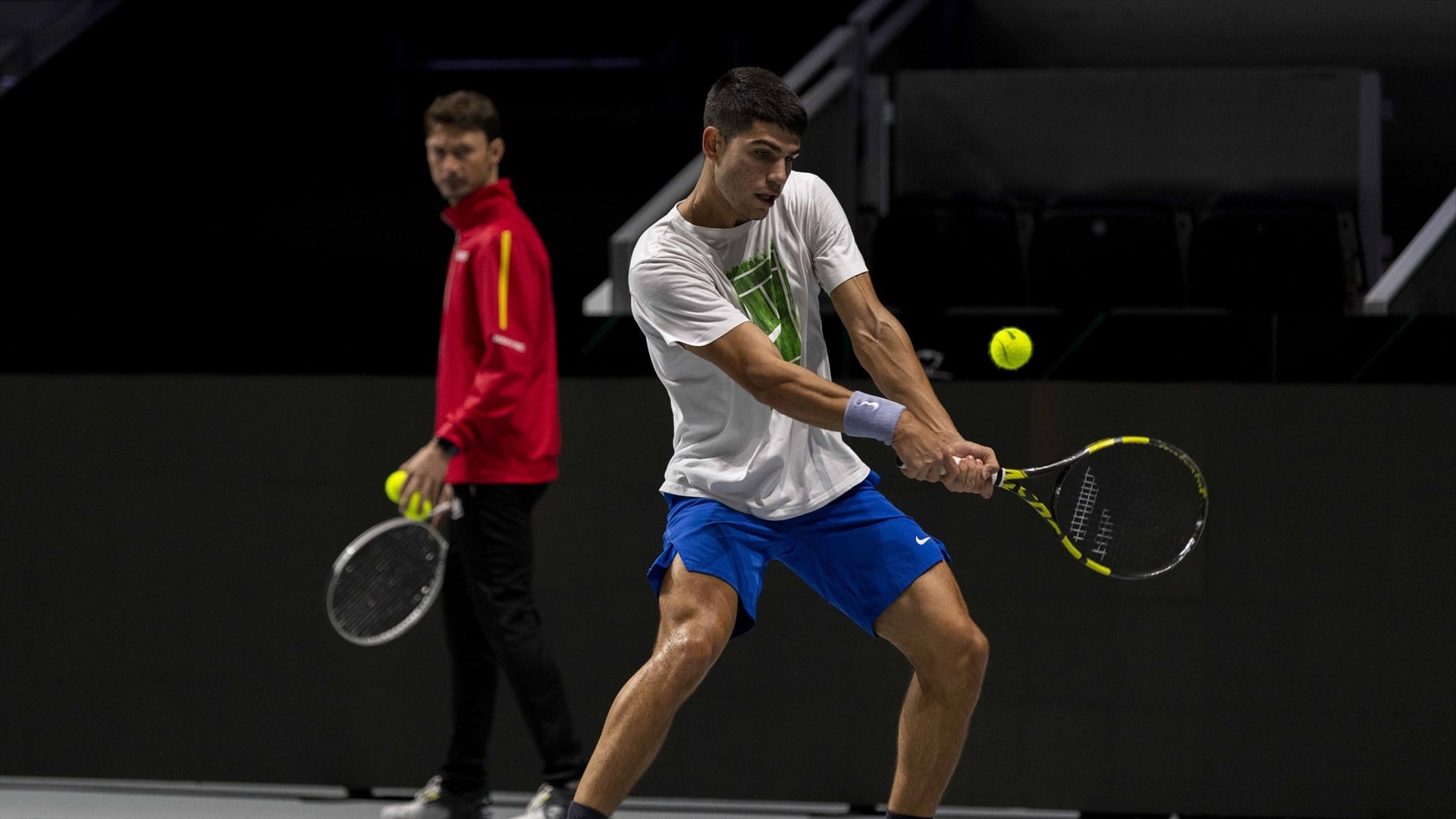 Carlos Alcaraz entrenando para las Finales de la Copa Davis junto a su entrenador Juan Carlos Ferrero