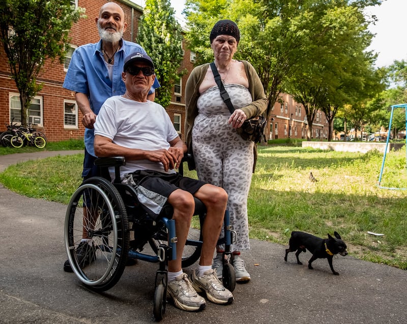 Blanca Gardana, aquí junto a su esposo Gilberto Echevarría (de pie) y su cuñado Julio, vive desde hace más de tres décadas en Hope Gardens.

Foto por Adi Talwar | Centro de Periodismo Investigativo