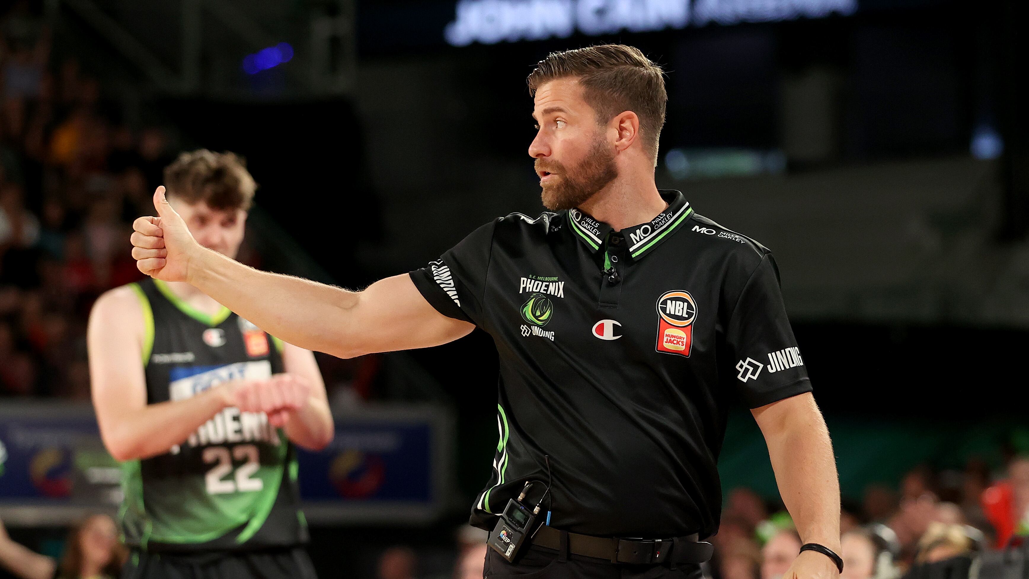 MELBOURNE, AUSTRALIA - 2 DE MARZO: Josh King, entrenador de los Phoenix, reacciona durante el segundo partido de la serie de semifinales de la NBL entre South East Melbourne Phoenix e Illawarra Hawks en el John Cain Arena, el 2 de marzo de 2025, en Melbourne, Australia. (Foto de Kelly Defina/Getty Images)