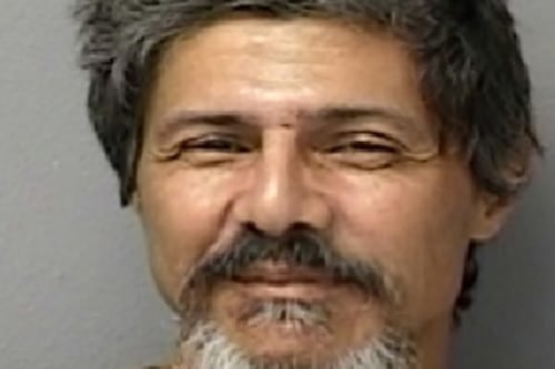 Radican cargos a hombre por lanzar objeto con líquido inflamable contra la casa de su vecina