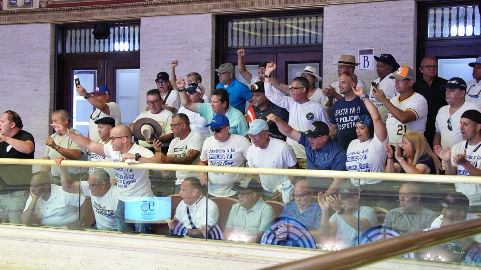 Policías retirados estuvieron en la gradas del Senado durante la consideración del proyecto.