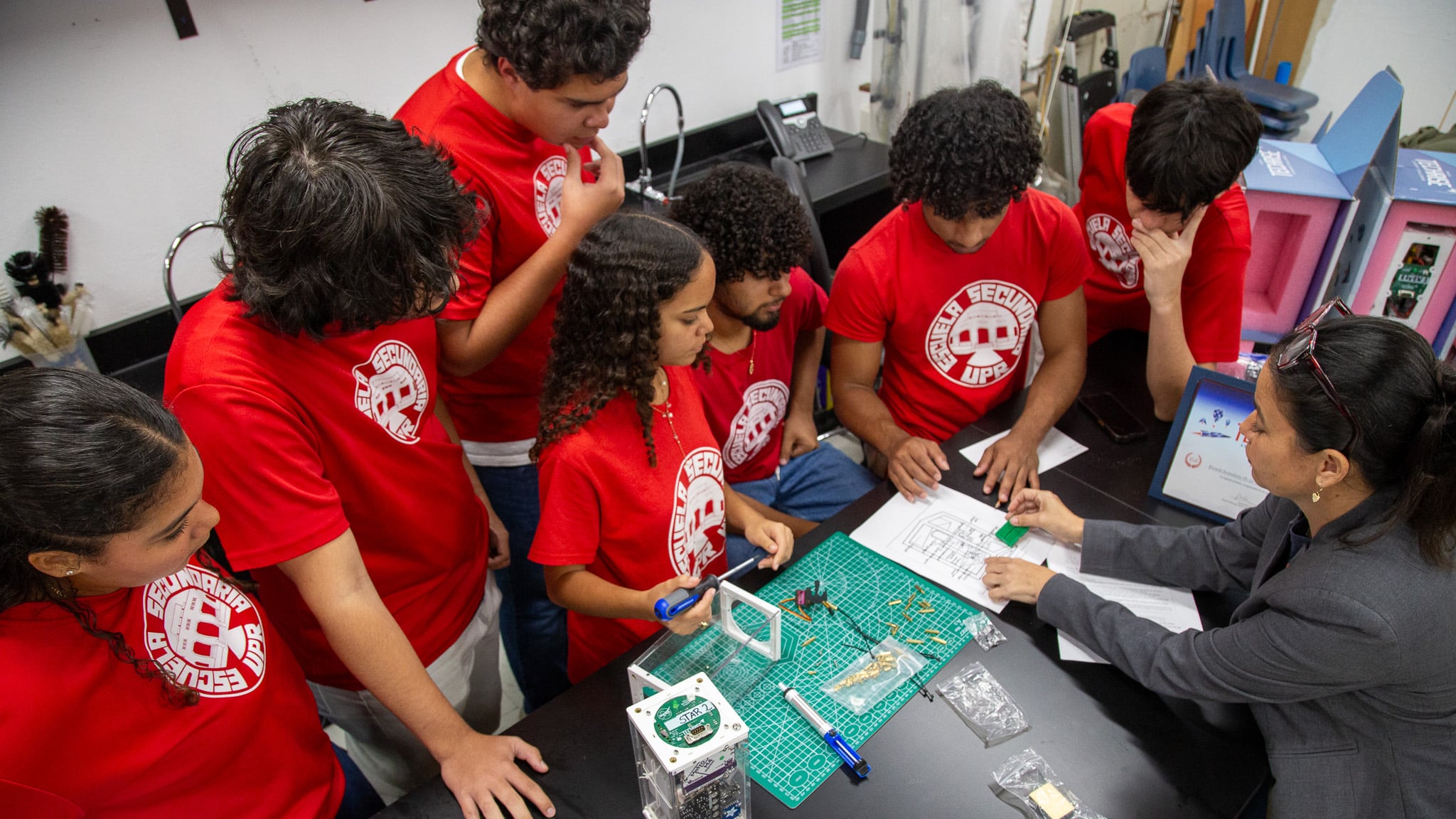 Estudiantes de la Escuela Secundaria de la UPR trabajando con profesora Gina L. Ortiz Andrade en el proyecto NASA TechRise Student Challenge.