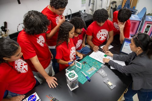 Alumnos de la Escuela Secundaria de la UPR triunfan en concurso de la NASA