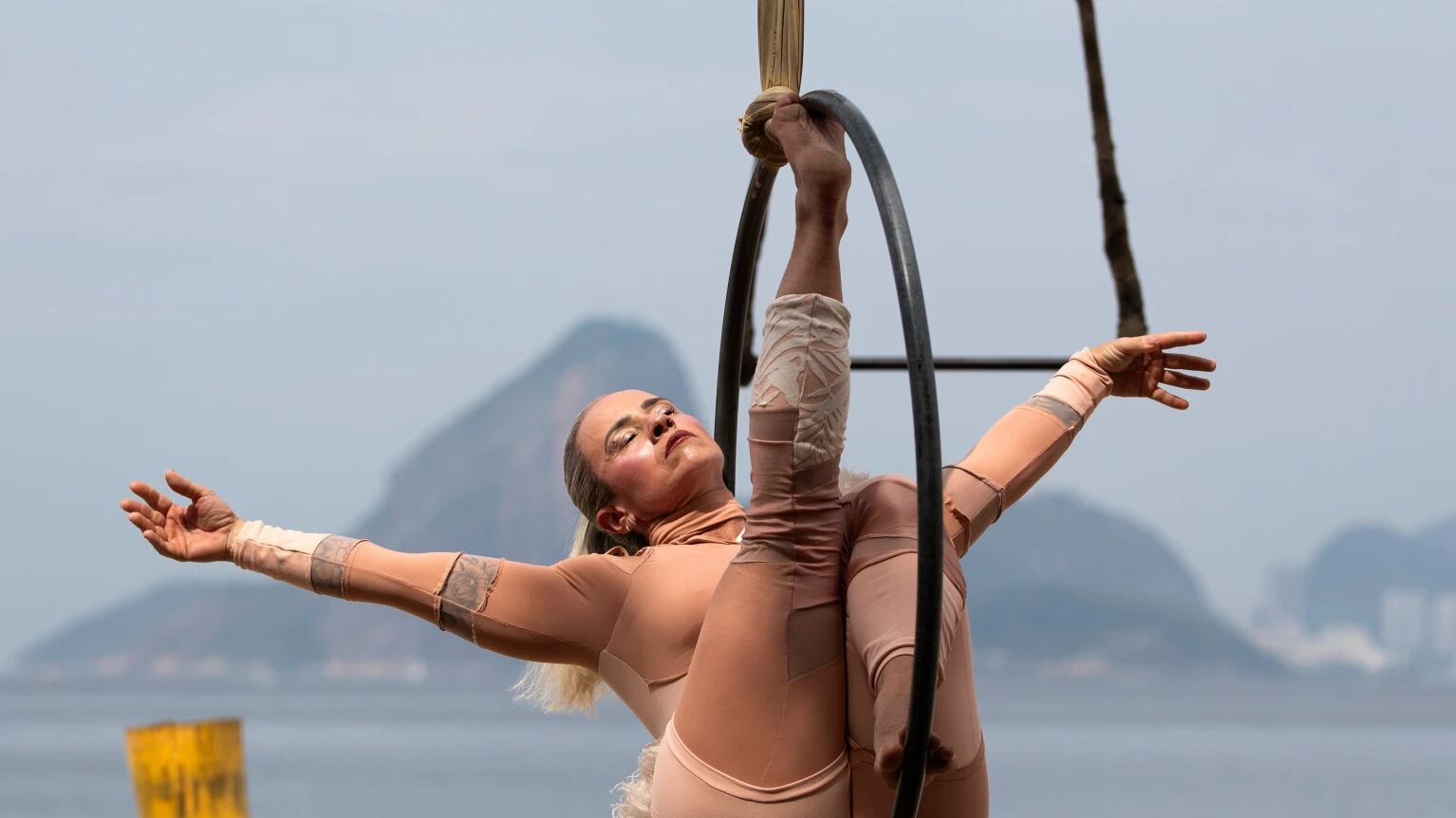 Parte del espectáculo creado como sanación contra la violencia de género, en la playa Icarai en Niteroi, estado de Río de Janeiro, Brasil, el 18 de octubre del 2025