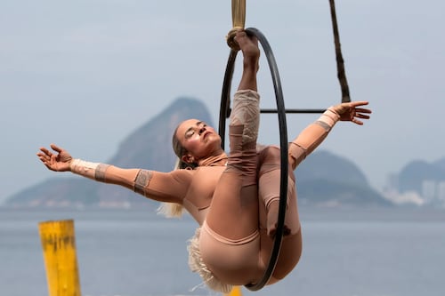 Circo aéreo en Brasil hace llamado para crear conciencia sobre problema de violencia de género