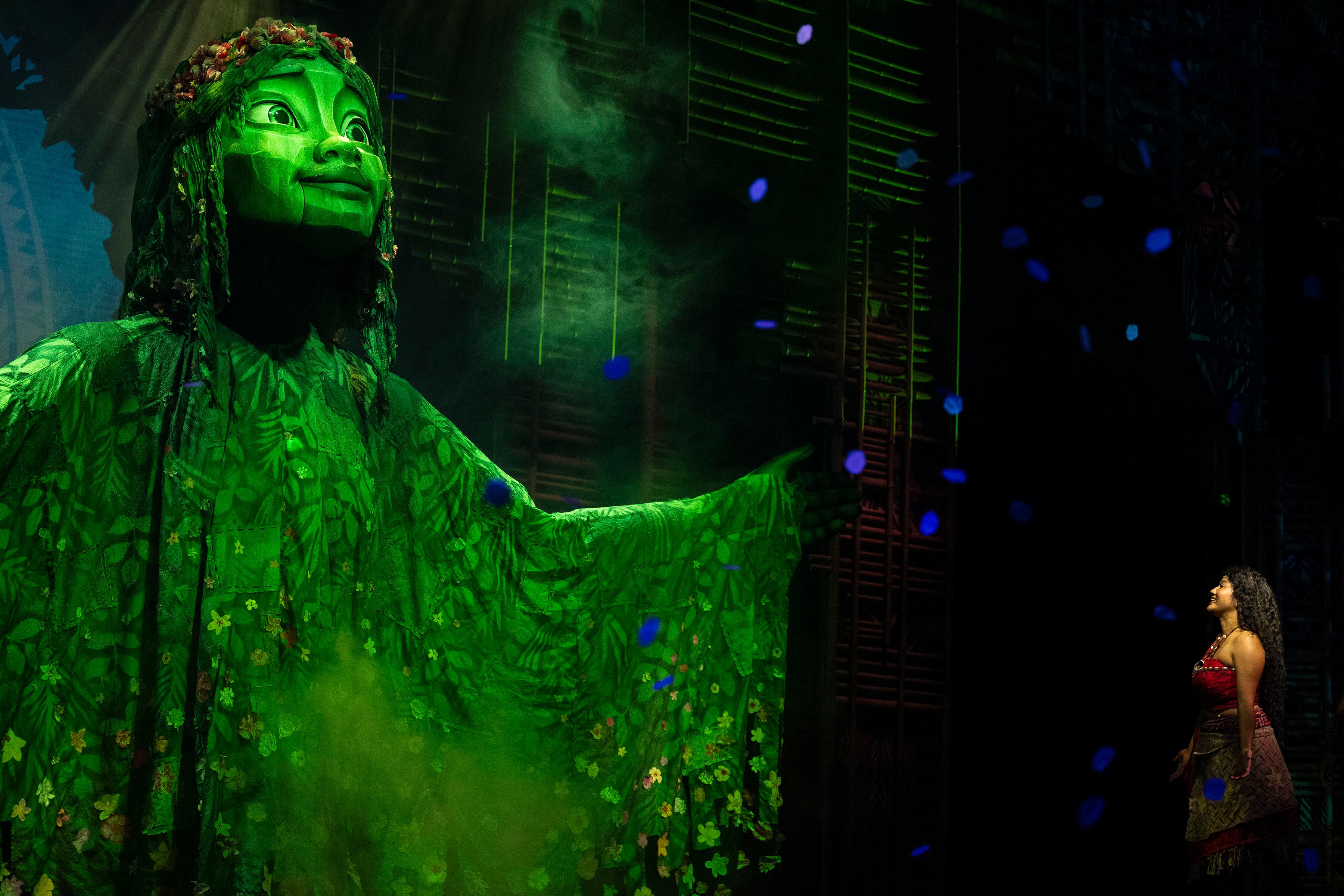 “Disney The Tale of Moana” da vida por primera vez a la historia de aventuras de Moana en el Walt Disney Theatre a bordo del nuevo barco de Disney Cruise Line, el Disney Treasure. Con una escenografía y una música llena de elementos de la cultura de las Islas del Pacífico que inspiran el clásico cuento de iniciación, esta innovadora producción sumergirá al público en una aventura transformadora por tierra y mar. Los visitantes vivirán la historia de Moana como nunca antes, con nuevas canciones, marionetas a gran escala y efectos especiales innovadores.