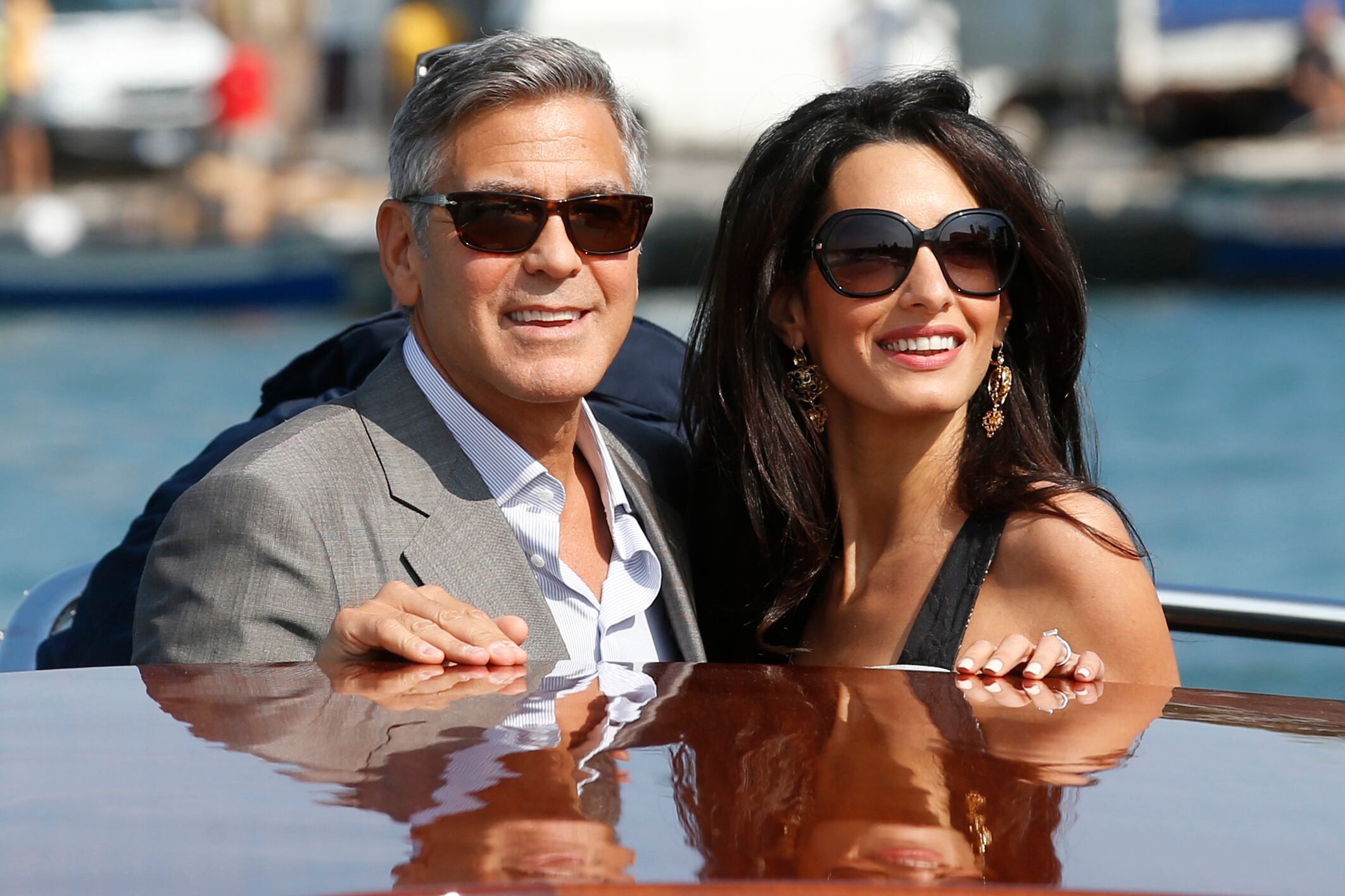 ARCHIVO - George Clooney, izquierda, y Amal Alamuddin llegan a Venecia, Italia, el 26 de septiembre de 2014, para su próxima boda. (Foto AP/Luca Bruno, archivo)