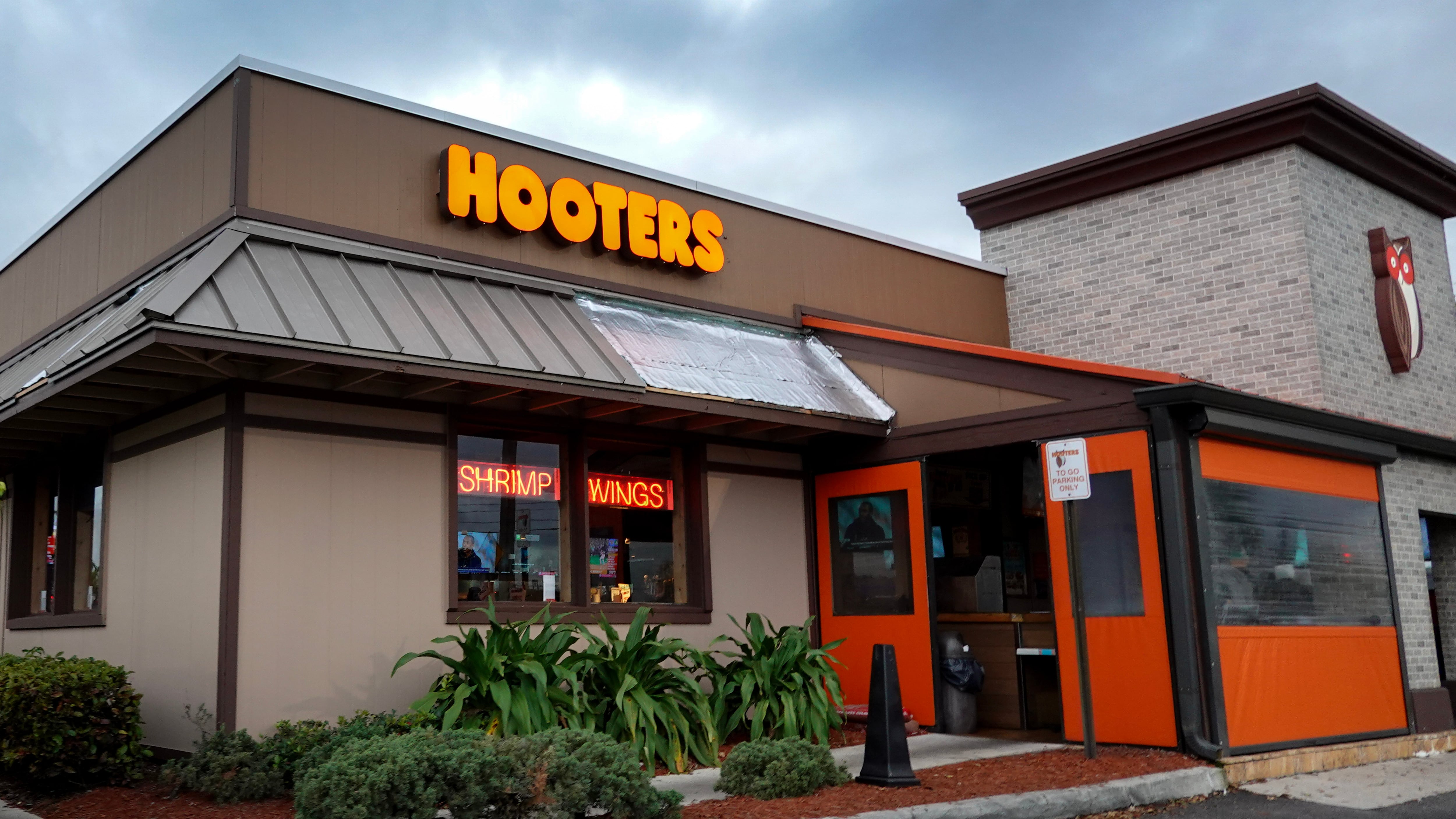 PEMBROKE PINES, FLORIDA - 24 DE FEBRERO: Un restaurante Hooters se ve el 24 de febrero de 2025 en Pembroke Pines, Florida. Según informes, Hooters of America está trabajando con sus acreedores en un plan para reestructurar el negocio mediante un proceso de quiebra. (Foto de Joe Raedle/Getty Images)