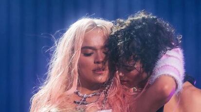 Este es el bailarín de Karol G que se está robando las miradas en su gira por Latinoamérica