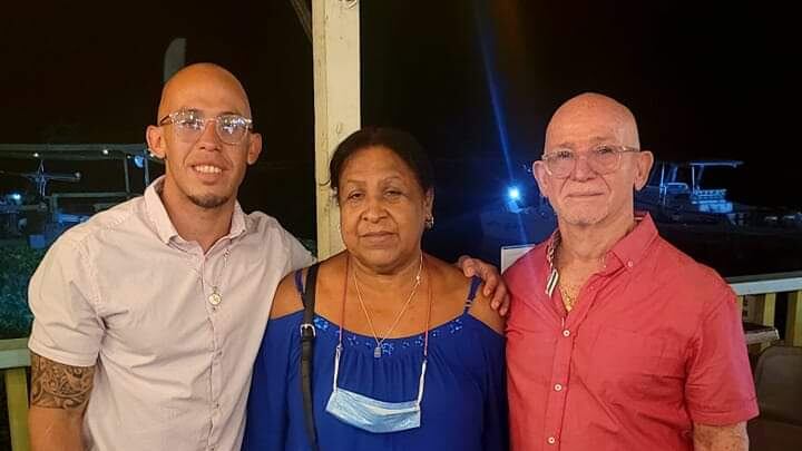 Alex Josan Ortiz Maldonado junto a sus padres.
