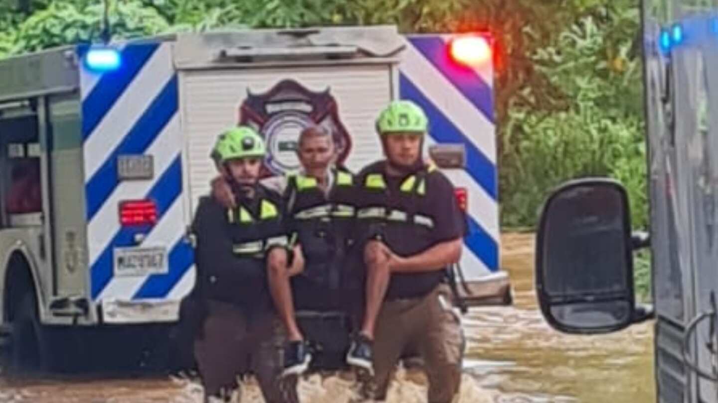 Rescatan a persona que fue arrastrado por golpe de agua en Vega Alta.