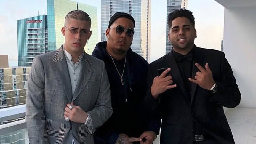 Una foto de cuando Bad Bunny pertenecía a “Hear This Music”, y compartía con DJ Luian y El Bori Barber.