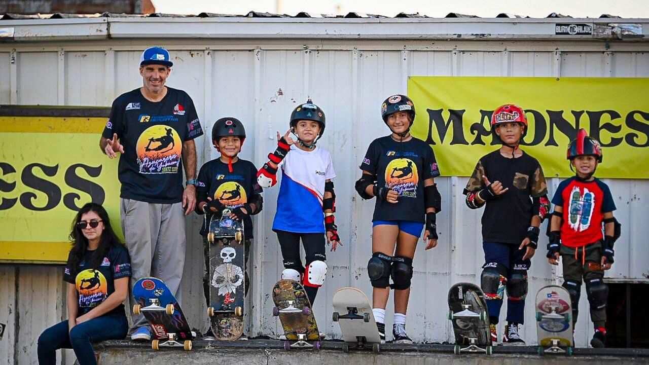 Juveniles de Yabucoa participan en competencia de patinetas en Estados Unidos.