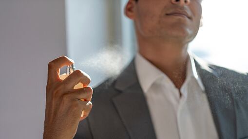 Hombre con perfume