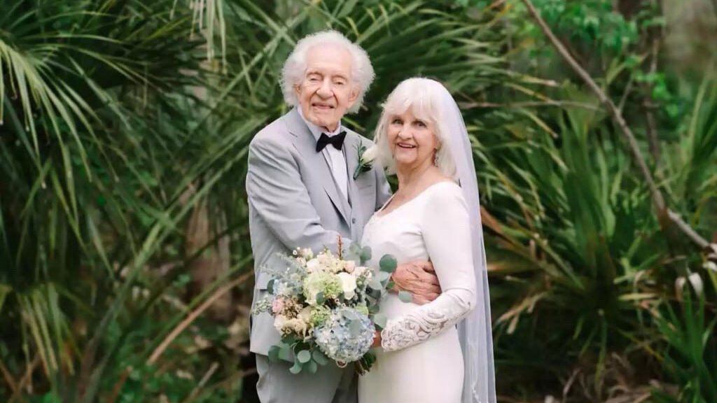Pareja se reencuentra y se casa siete décadas después: mujer de 88 años se casa con su primer amor