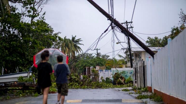 Algunas carreteras están obstruidas por derrumbes y postes caídos.