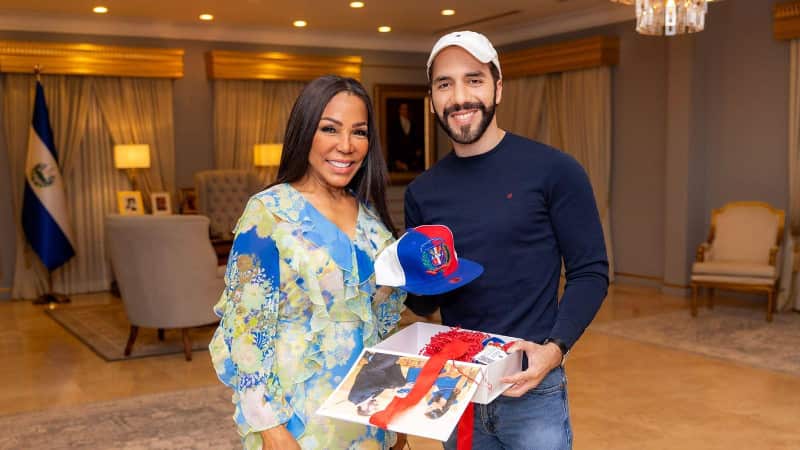 Magali Febles junto a Nayib Bukele, presidente de El Salvador.
