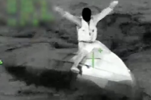 Rescatan a tres agentes federales y dos civiles tras volcadura de embarcaciones frente a Isla de Cabras