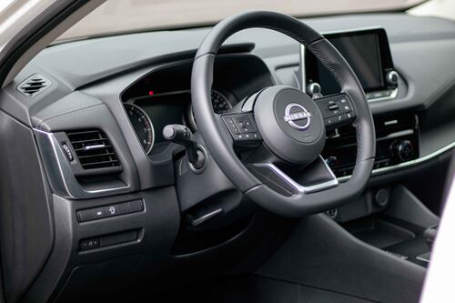 Nissan fabricará versiones eléctricas de sus autos más vendidos