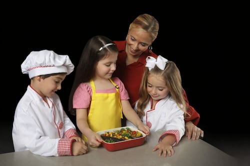 “Los Juanchos”: recetario que invita a cocinar en familia y crear recuerdos desde la cocina