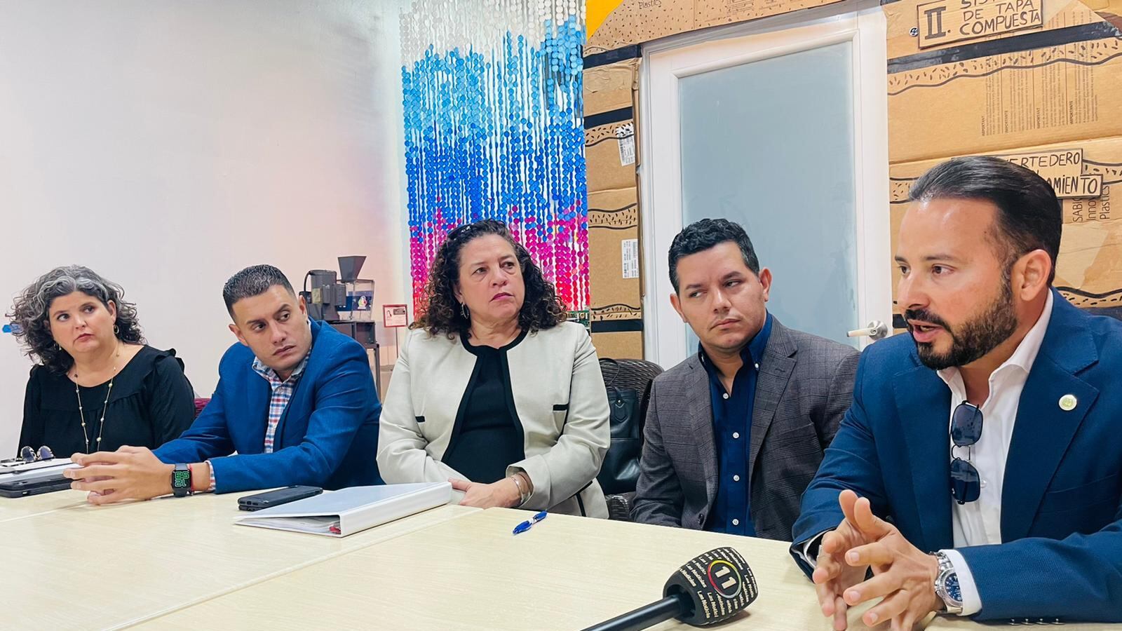 De izquierda a derecha, Carmen Guerrero (EPA), Gabriel Hernández, alcalde de Camuy y presidente de la Federación de Alcaldes de Puerto Rico, Lisa García, Administradora Región EPA 2, Alberto Mercado Vargas, Subsecretario DRNA y Luis Javier Hernández, alcalde de Villalba y presidente de la Asociación de Alcaldes.