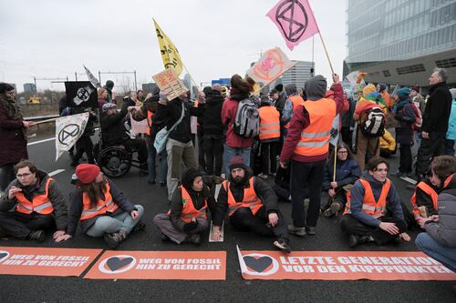 Activistas climáticos bloquean carretera principal en Ámsterdam