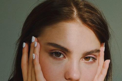 Hidratación y limpieza para el cuidado de la piel y el cabello durante el verano