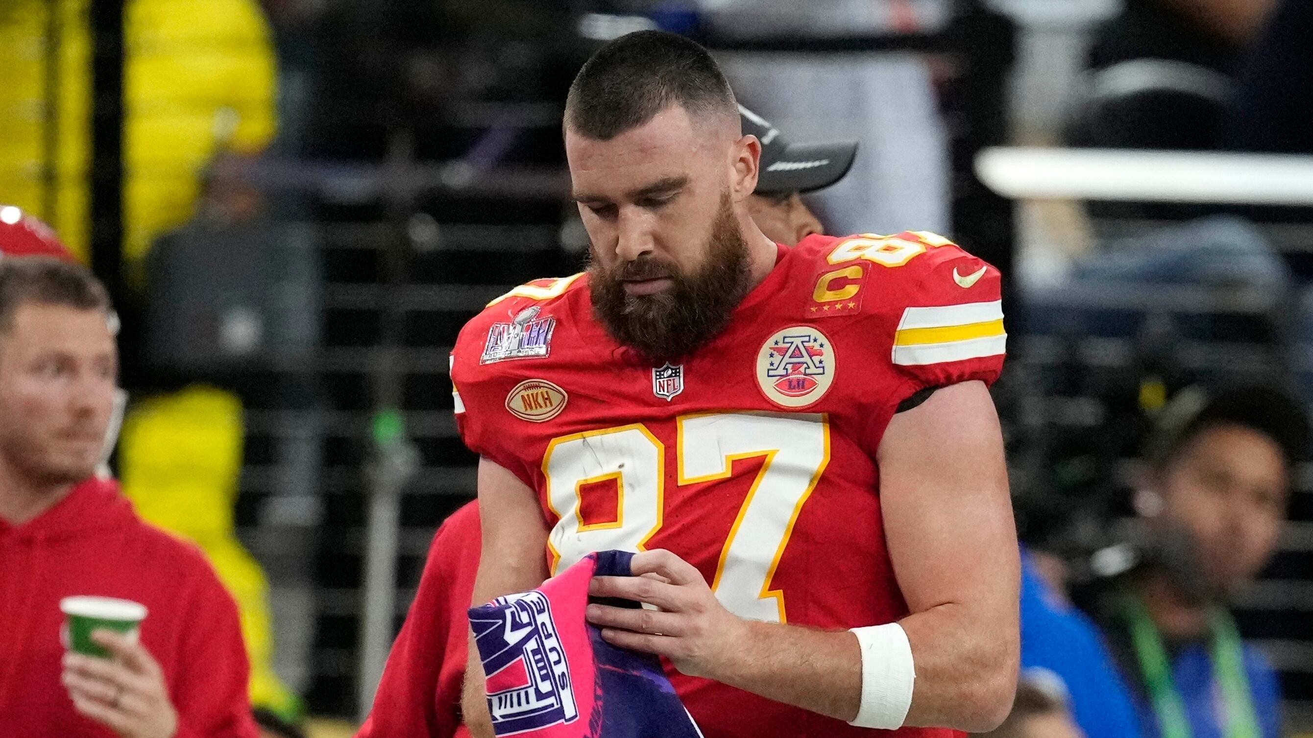 El tight end Travis Kelce (87), de los Chiefs de Kansas City, camina en la banda durante la primera mitad del Super Bowl 58 en contra de los 49ers de San Francisco, el domingo 11 de febrero de 2024, en Las Vegas. (AP Foto/John Locher)