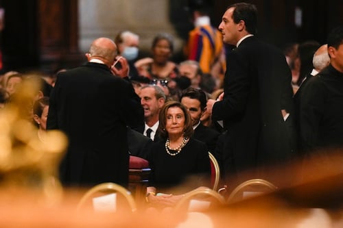Pelosi recibe comunión en Vaticano pese a defensa del aborto en EU