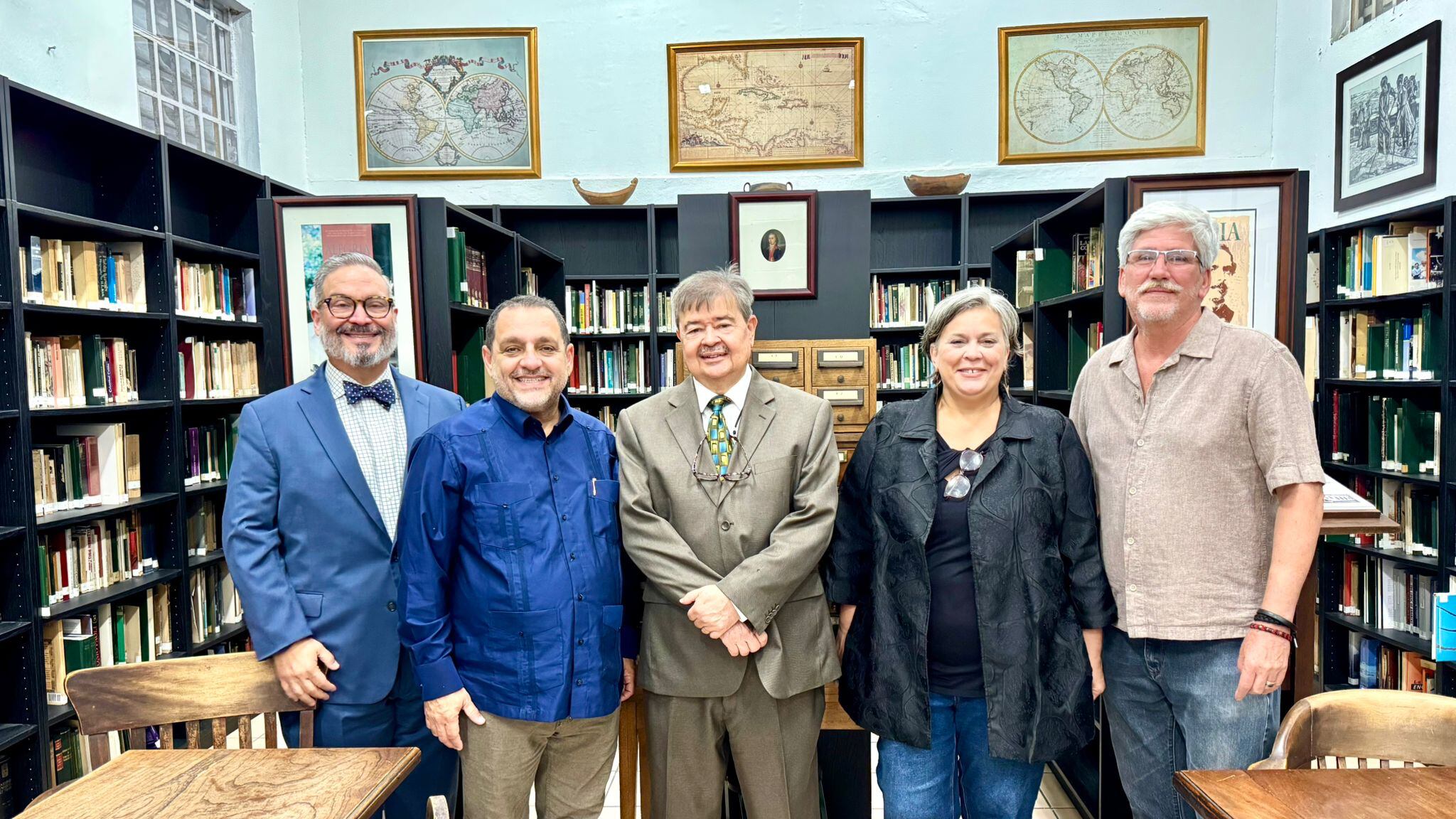 El nuevo rector, Dr. Jorge Benítez Nazario, al centro, junto a miembros de la Junta de Síndicos. De izquierda a derecha: el licenciado Reynaldo Alegría (presidente), el Dr. Pedro Reina Pérez, Sonya Canetti y Freddy Vélez.
