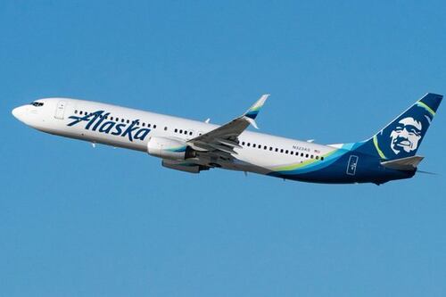 Piloto fuera de servicio intenta apagar motores en un vuelo de Alaska Airlines