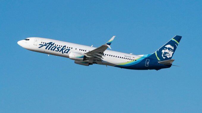 Piloto fuera de servicio intenta apagar motores en un vuelo de Alaska Airlines