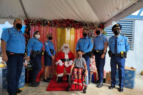 Agentes entregan regalos a familias con condiciones especiales