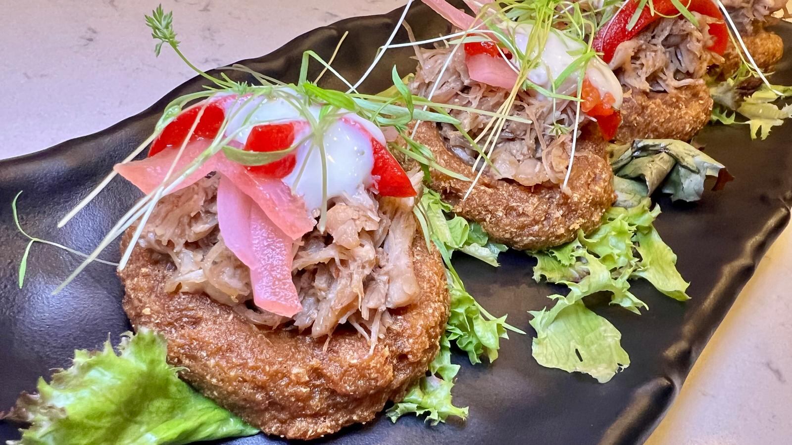 Montaditos de alcapurria —hechos con ingredientes frescos de la finca familiar del propietario— que pueden pedirse con ropa vieja, cerdo o jueyes. Foto Lynet Santiago Túa