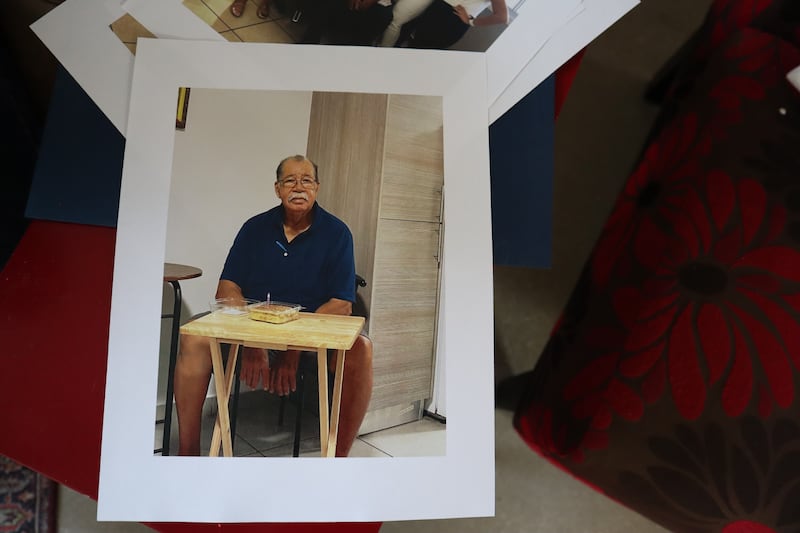 Foto de Elías Carmona Alejandro que su hijo conserva en su apartamento de Chicago.