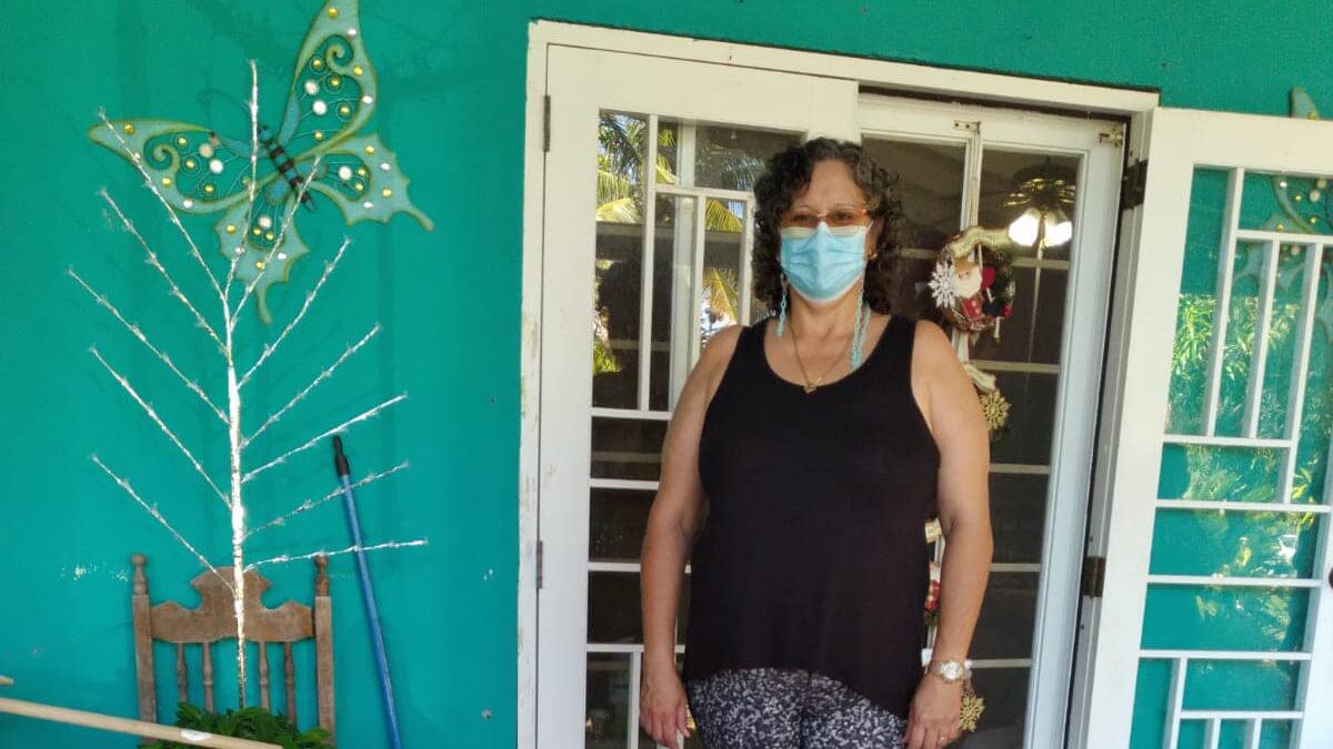 Más de 300 familias reciben baterías con placas solares en Cabo Rojo.