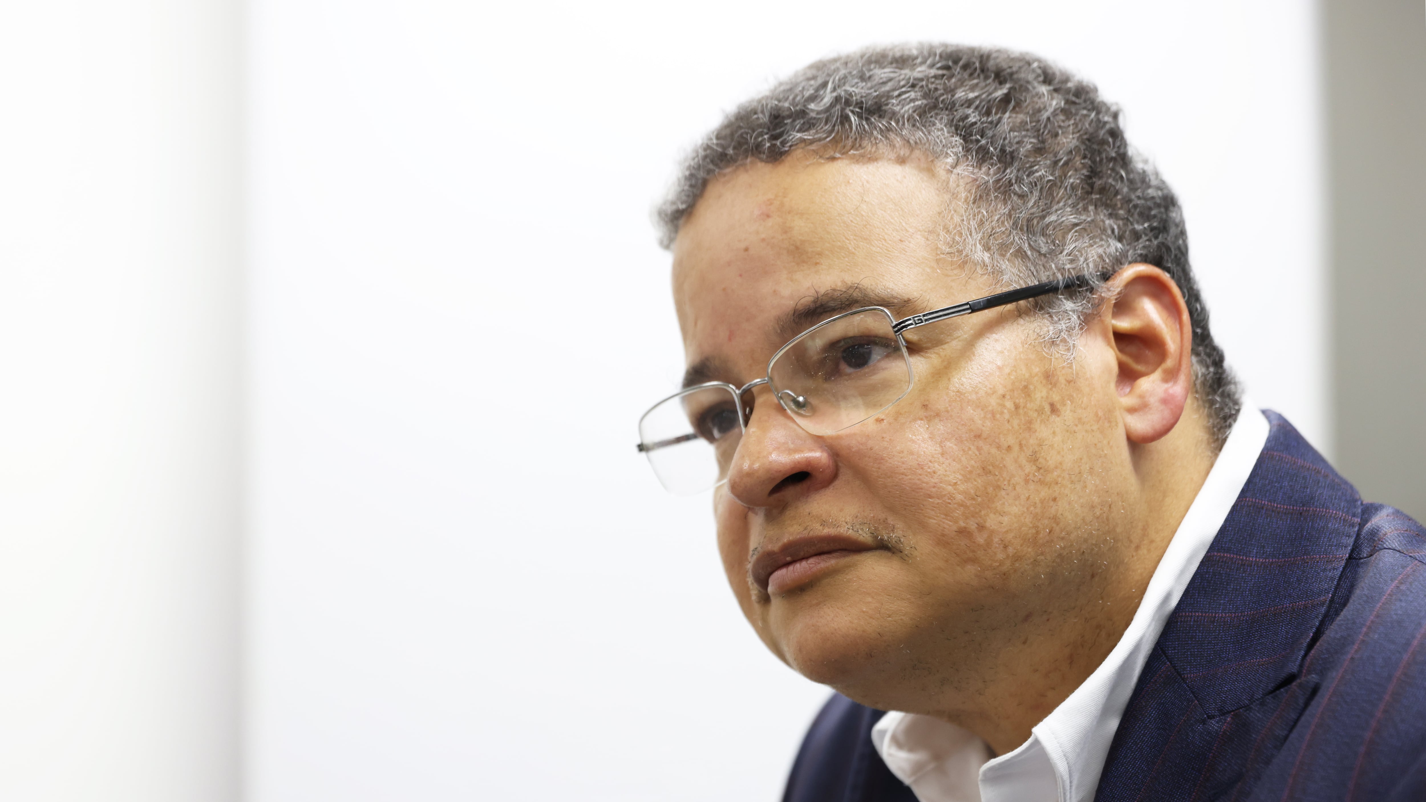 El secretario del Departamento de Salud, Víctor Ramos Otero, dijo que es normal y legal que lleguen casos al Fondo referidos por legisladores.