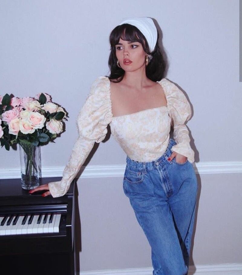 Blusas ‘Bridgerton’ y jeans: la combinación chic y moderna ideal para cualquier momento del año