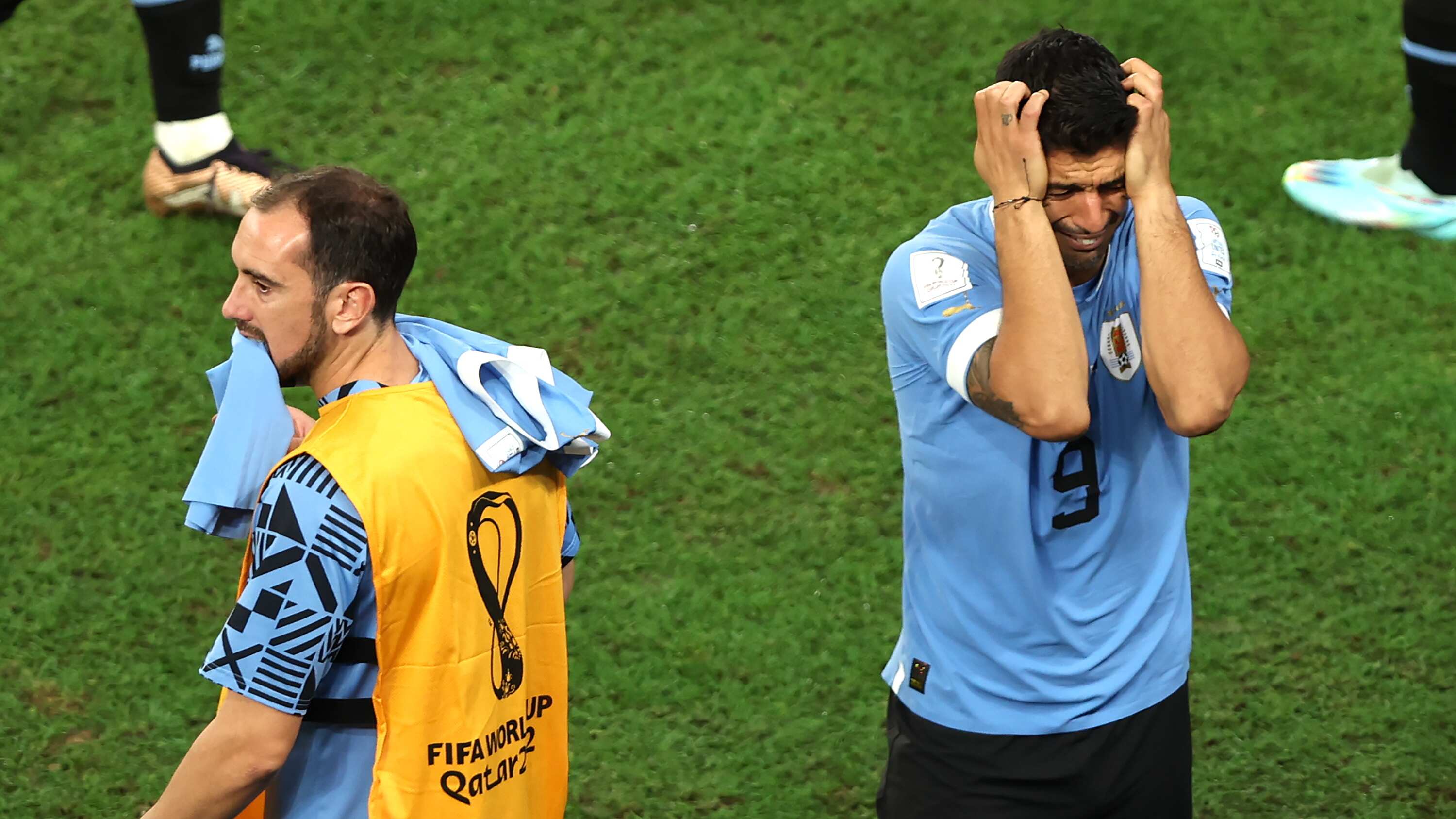 Luis Suarez  y Diego Godin de Uruguay reaccionan al final del partido de fútbol