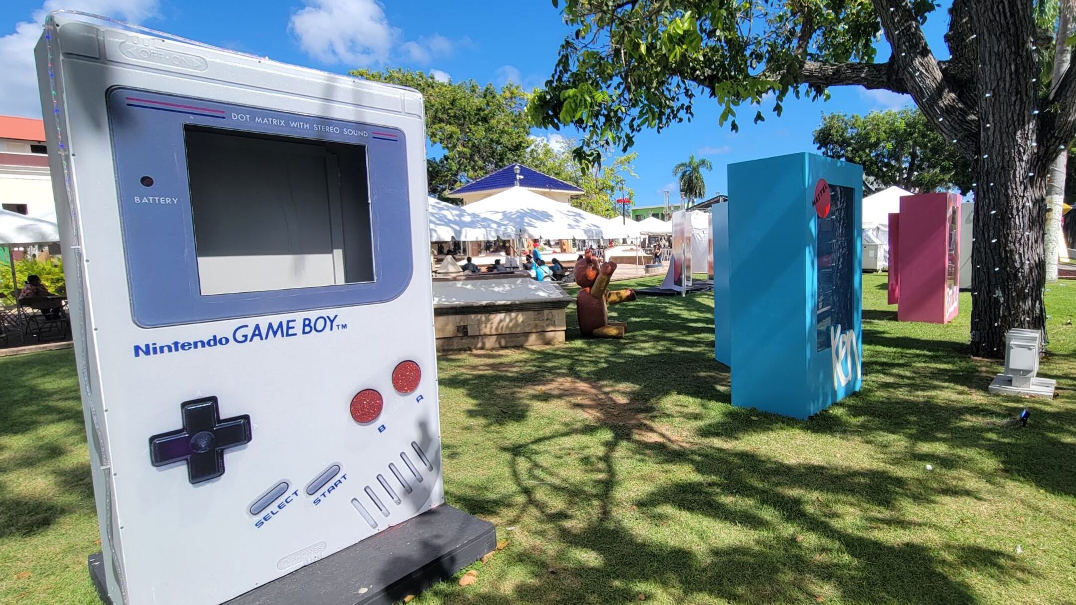 Juguetes a gran escala son parte de la decoración navideña de la plaza pública de Fajardo