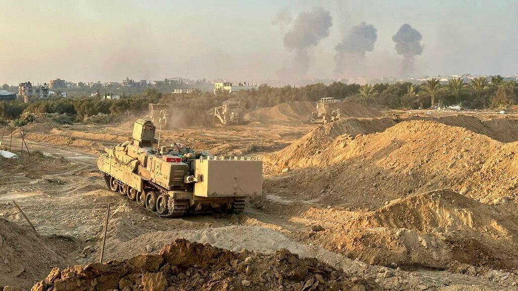 En esta imagen sin fecha, distribuida por el ejército israelí, soldados participan en la campaña terrestre en la Franja de Gaza. (Fuerzas de Defensa de Israel vía AP)