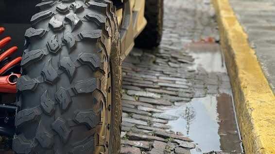 Todoterreno frente a bandera de Puerto Rico