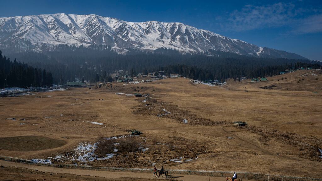 Panorama de las pistas de esquí cubiertas de hierba y sin nieve en Gulmarg, en la Cachemira controlada por la India, el sábado 13 de enero de 2024. (Foto AP/Dar Yasin)