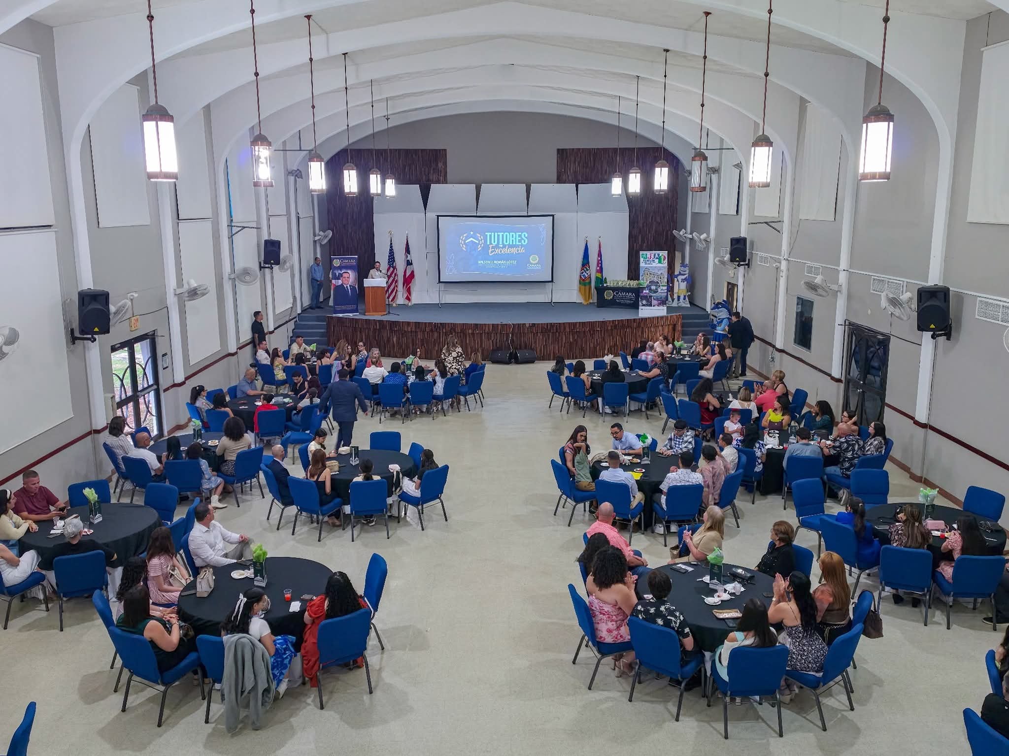 Reconocen a estudiantes de excelencia y sus tutores en Aguadilla y Moca