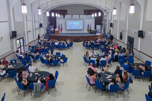 Reconocen a estudiantes de excelencia y sus tutores en Aguadilla y Moca