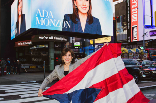 Ada Monzón aparece en pantalla de Time Square como parte de Forbes “50 Over 50” de 2025