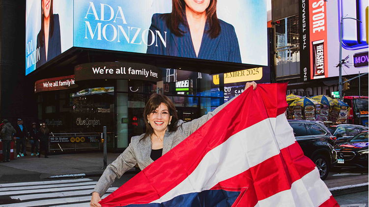 Ada Monzón en pantalla de Time Square