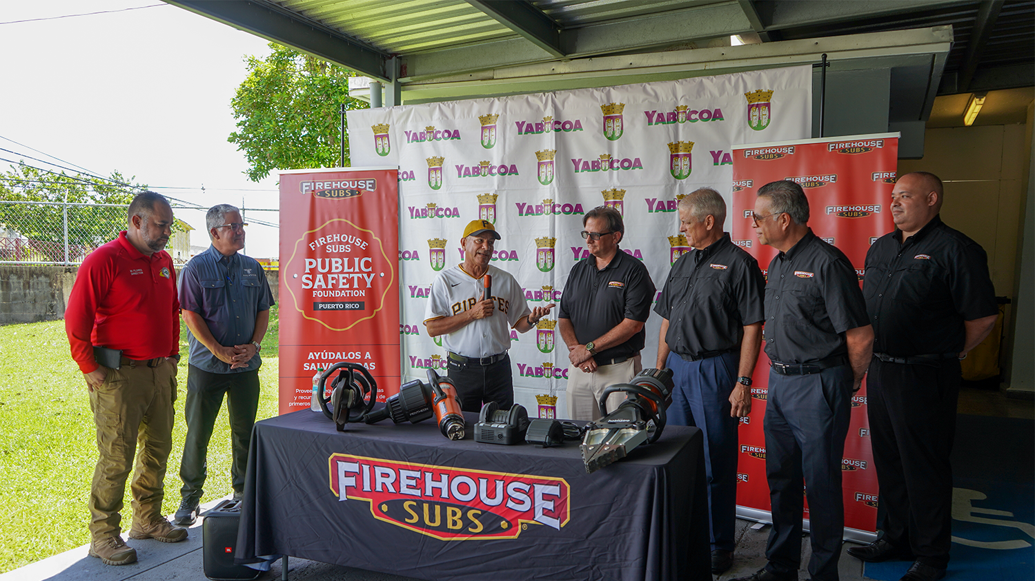 Firehouse Subs entrega equipo especializado valorado en más de $46,000 a Manejo de Emergencias de Yabucoa
