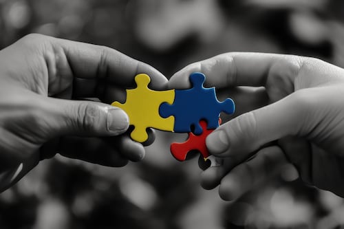 Anuncian iniciativas para mejorar los servicios a niños con Trastorno del Espectro Autista