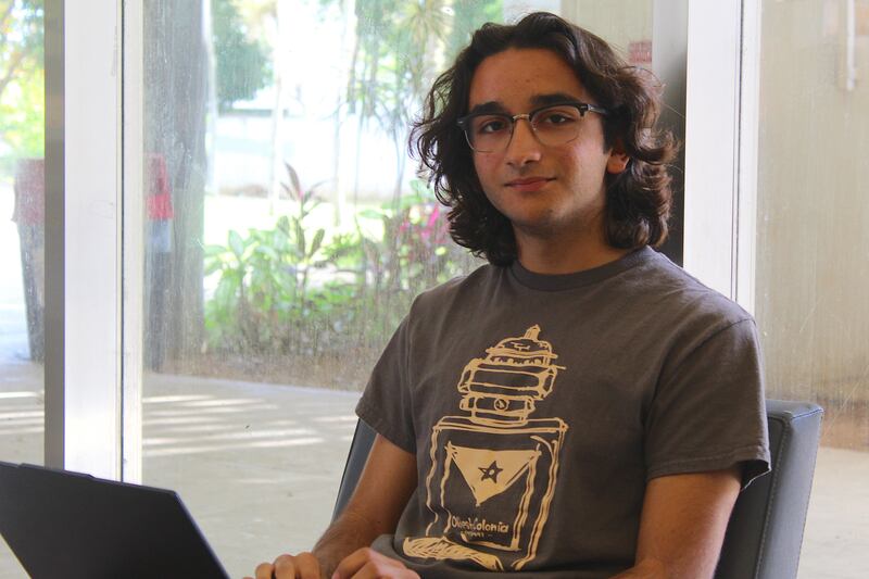 Para Christopher Acevedo, el mal estado de la infraestructura de la biblioteca podría provocar que alumnos como él no vayan a estudiar allí.